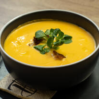 Jalapenos cheddar sajtkrémleves bacon chips-szel