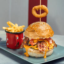 Sajtos-baconos burger