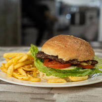 Marhaburger hasábburgonyával