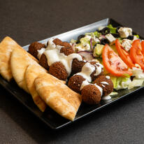 Falafel tál görög salátával