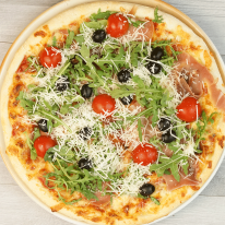 Pármai sonkás rukkolás pizza