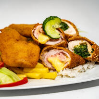 Csirkemell füstölt sajttal és fokhagymás spenóttal töltve