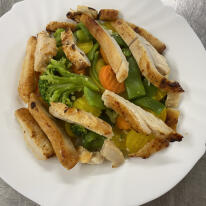 Párolt zöldségek sült csirkemellel