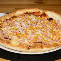 Sonkás-kukoricás pizza
