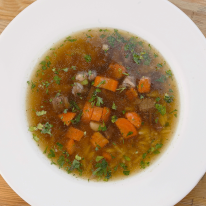 Marhahúsleves házi csigatésztával és főtt zöldségekkel