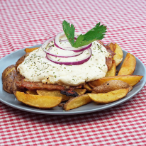 Kemencében sült borda juhtúróval és tejföllel rakva