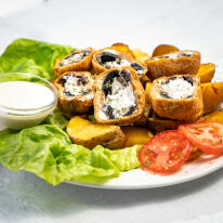 Juhtúróval, lilahagymával töltött gomba