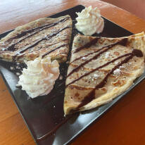 Mogyorókrémes palacsinta porcukorral, csokoládéöntettel