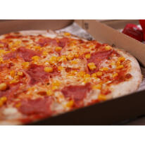 Sonkás-kukoricás pizza