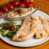 Házi padlizsánkrem forró pizzapitával Házi padlizsánkrem forró pizzapitával