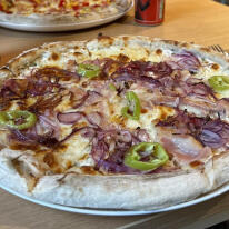 Tejfölös-baconos pizza