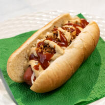 Hot-dog sajttal és pirított hagymával