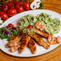 Baconbe tekert csirkemell érmék spenótos pürével