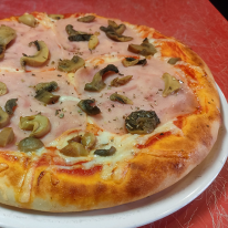 9. Sonkás-gombás pizza