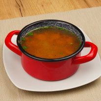 Húsleves csigatésztával és zöldségekkel