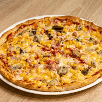 Sonkás-gombás-kukoricás pizza