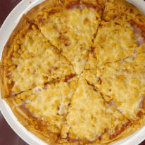 Sonkás-kukoricás pizza