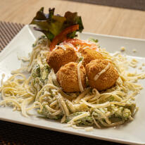 Tejszínes-brokkolis spagetti rántott camemberttel