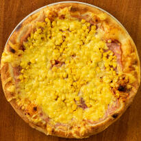Sonkás-kukoricás pizza