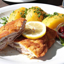 Cordon bleu csirkemell / Cordon bleu with chicken breast Cordon bleu csirkemell / Cordon bleu with chicken breast