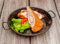 Sajttal-sonkával töltött csirkemell