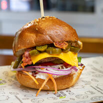 Cheddar sajtos-jalapeno paprikás-sült baconos hamburger