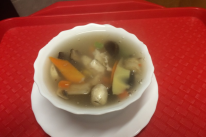 Csirkeleves bambuszrüggyel, gombával